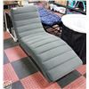 Image 1 : GREY CHAISE LOUNGER