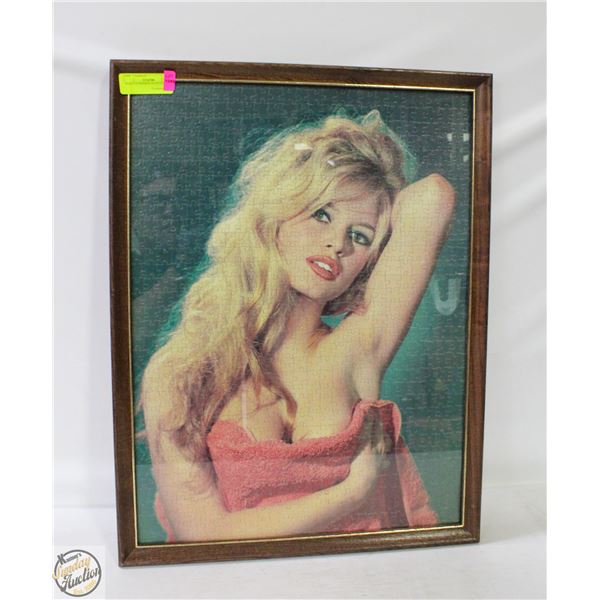 POSING LADY PUZZLE FRAMED