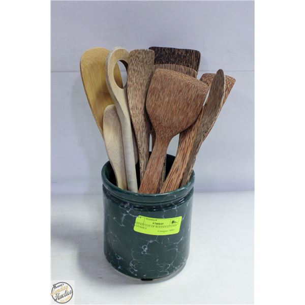 ESTATE LOT OF WOODEN KITCHEN UTENSILS