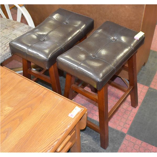 PAIR OF PLEATHER BAR STOOLS 24"