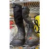 Image 3 : SIZE 9 WINTER BOOTS, SUNDANCE SANDER, BAG OF RAGS & MORE