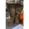 Image 3 : HARD HATS, BAFFIN SIZE 10 BOOTS, KNEE PADS, WORK GLOVES & SOFT TOOL BAG WITH CONTENTS