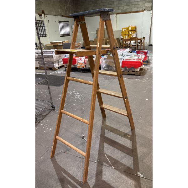 WOODEN 5' STEP LADDER