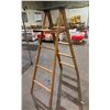 Image 1 : WOODEN 5' STEP LADDER
