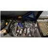 Image 2 : SHELF OF SMALL HAND TOOLS, KNEE PADS & CABLE