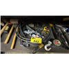 Image 3 : SHELF OF SMALL HAND TOOLS, KNEE PADS & CABLE