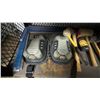 Image 4 : SHELF OF SMALL HAND TOOLS, KNEE PADS & CABLE