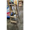 Image 1 : WOOD 4 FOOT LADDER