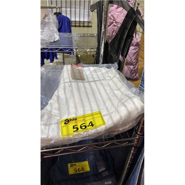 2 PAIRS OF LEVIS 30 30 JEANS