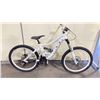 Image 2 : SPECIALIZED BIG HIT 3, 9 SPEED WHITE FULL SUSPENSION MOUNTAIN BIKE WITH FULL DISC BRAKES
