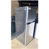 Image 2 : DANBY STAINLESS STEEL / BLACK TOP FREEZER APARTMENT SIZE REFRIGERATOR