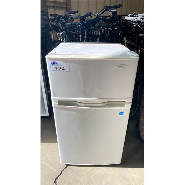 DANBY DESIGNER WHITE TOP FREEZER APARTMENT SIZE REFRIGERATOR