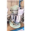 Image 1 : KITCHENAID ARTISAN 5 QUART 4.7L ELECTRIC COUNTERTOP TILT-HEAD STAND MIXER WITH BOWL & ATTACHMENTS