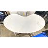 Image 2 : WHITE KIDNEY SHAPED TABLE