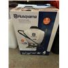Image 2 : Husqvarna 200 Series Backpack Sprayer, 4-Gallon Capacity, Internal Pump
