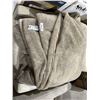 Image 2 : Mon Chateau Luxury Collection Taupe Throw Blanket – Polyester 1805272