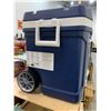 Image 3 : Igloo MaxCold Wheeled Cooler With Telescoping Handle and Side Handles