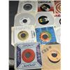 Image 5 : Lot of 29 Jukebox 45s Mostly 60s 70s Rock