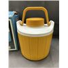 Image 3 : Vintage Coleman Cooler with Box Mustard Yellow 4L Model 5542