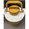 Image 4 : Vintage Coleman Cooler with Box Mustard Yellow 4L Model 5542
