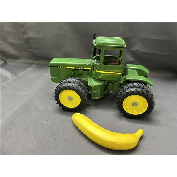 Vintage John Deere Dual Wheel 1:16 Scale Tractor