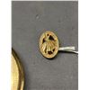 Image 5 : Lot of 4 Singer Young Stylemaker Contest Qualifiers Award Pin, Compact Blush, Mirror, Chain Coin Bag