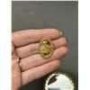 Image 6 : Lot of 4 Singer Young Stylemaker Contest Qualifiers Award Pin, Compact Blush, Mirror, Chain Coin Bag