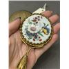 Image 8 : Lot of 4 Singer Young Stylemaker Contest Qualifiers Award Pin, Compact Blush, Mirror, Chain Coin Bag