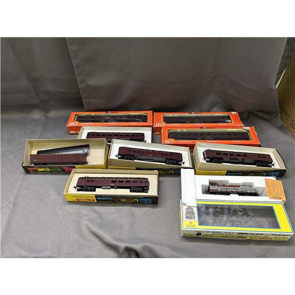 Rivarossi, Roundhouse Products HO Scale Passenger Train Carts and Locomotive