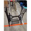 Image 2 : Antique Singer Sewing Machine Base Cast Iron