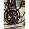 Image 5 : Antique Singer Sewing Machine Base Cast Iron