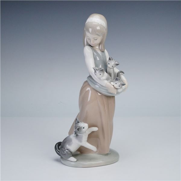 Lladro Porcelain Figurine, Girl With Cats 1001309