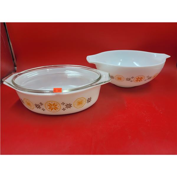 Two VTG Pyrex Dishes