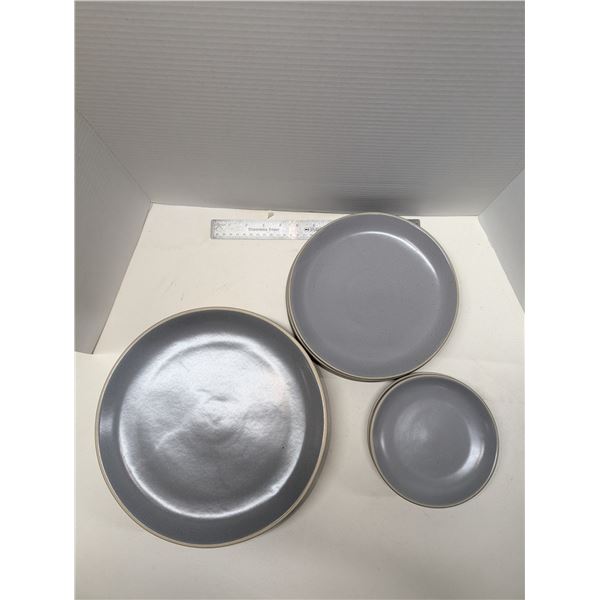 Nugu set of four each round side/salad/dinner plates #3