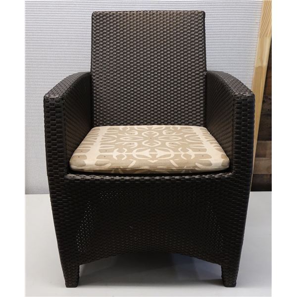 Qty 1 JANUS et Cie Woven Patio Lounge Chair 22"W, 34.5"H, 19" D (Moderate Wear & Tear)