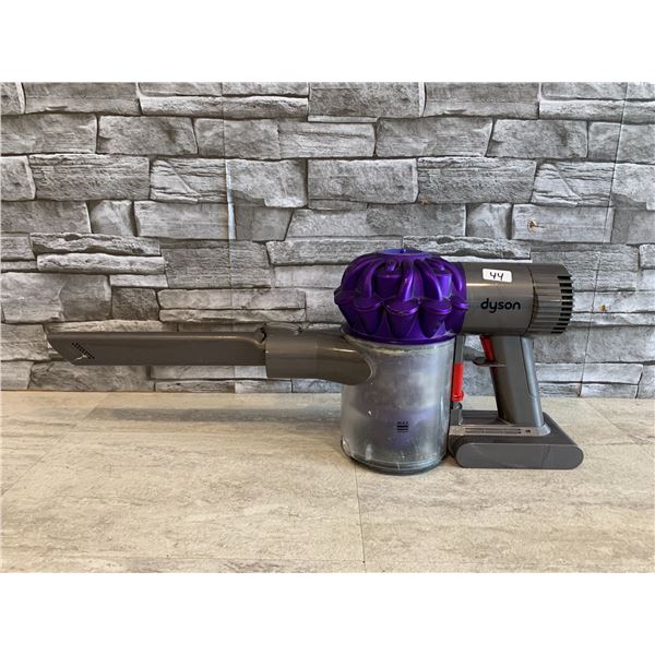 Dyson V6 Cordless Vacum Cleaner With Battery Blue Light Blinking