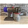 Image 10 : Dyson V6 Cordless Vacum Cleaner With Battery And Charger Working