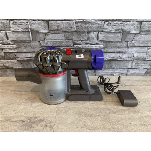 Dyson V6 Cordless Vacum Cleaner With Battery And Charger Working