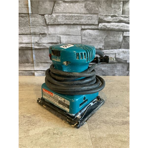 Makita Corded Finishing Sander Model: LR21670 - Works