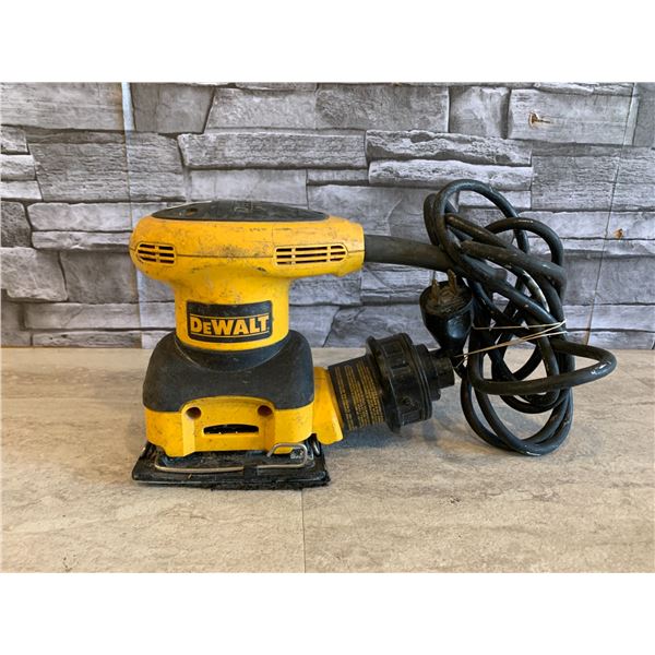 DEWALT Corded 1/4 Sheet Palm Sander Model: S01335 - Works