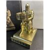 Image 4 : 1 King's Guard Kneeling Knight Leader Candle Holder/Phone Holder/Decor Stand - Bronze - New