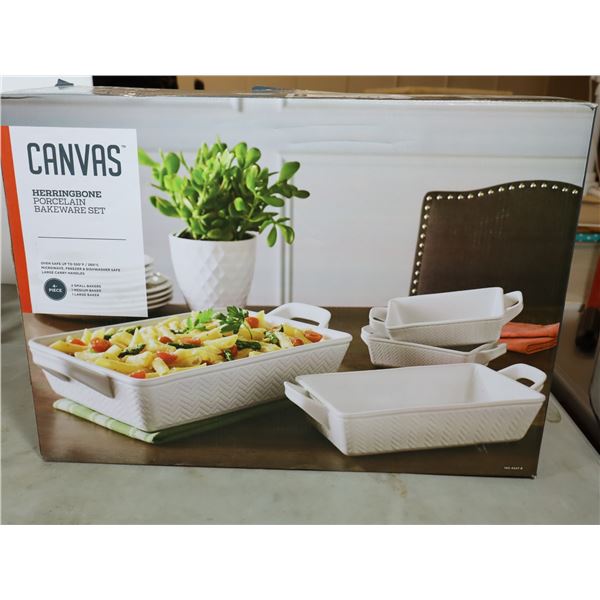 ENS 4 PLATS EN PORCELAINE A MOTIFS DE CGEVERONS