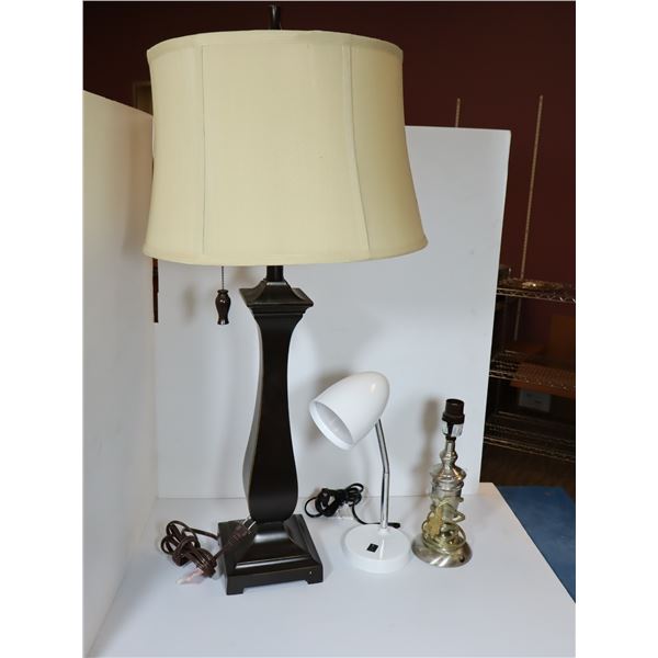 LOT DE 3 LAMPES ASST