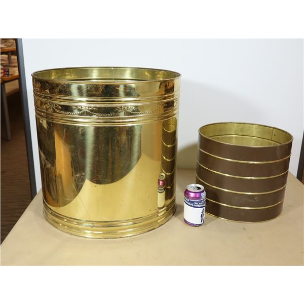 LOT: 2 JARDINIÈRES DÉCORATIVES EN LAITON