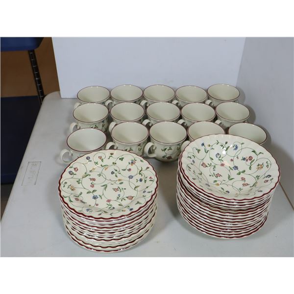 LOT: ENSEMBLE DE VAISSELLE VINTAGE OAKWOOD STAFFORDSHIRE 45 PIÈCES – 1995