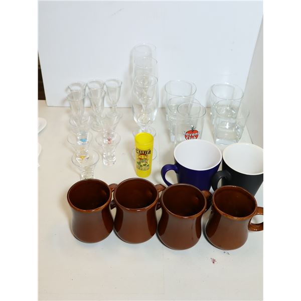 LOT: 25 VERRES / TASSES ASST