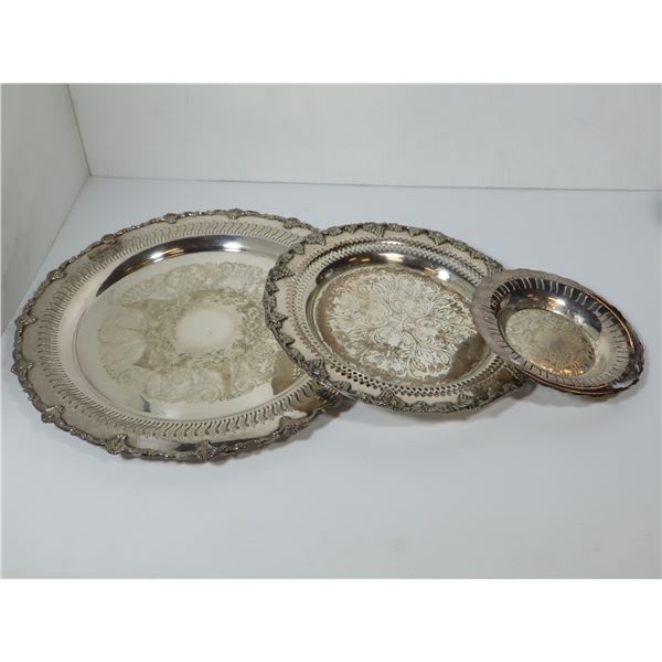 LOT: 3 PLATEAUX CIRCULAIRES EN PLAQUÉ ARGENT « REPRODUCTION ANGLAISE ANCIENNE » ASST