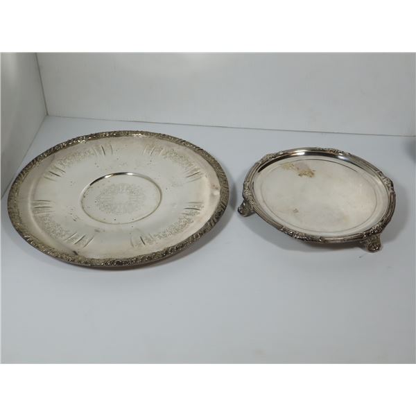 LOT: 3 PLATEAUX CIRCULAIRES EN PLAQUÉ ARGENT NON ESTAMPILLÉ ASST