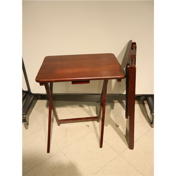 LOT: 2 TABLE À COLLATION PLIANTE