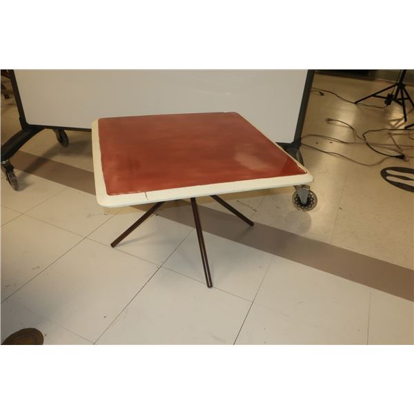 TABLE D'APPOINT (MURALLA?) 21.5"x22"x14"